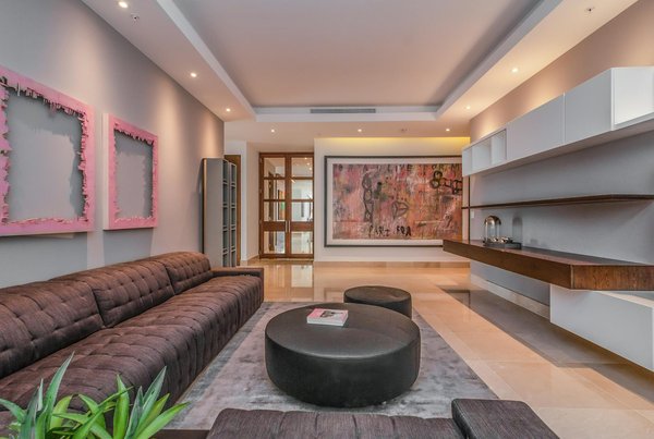 Crafting the Ultimate Zesty and Sweet English Lemon Drizzle Cake